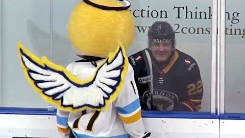 La mascota del equipo de hockey junior de Canadá intimida a un jugador. img 249710