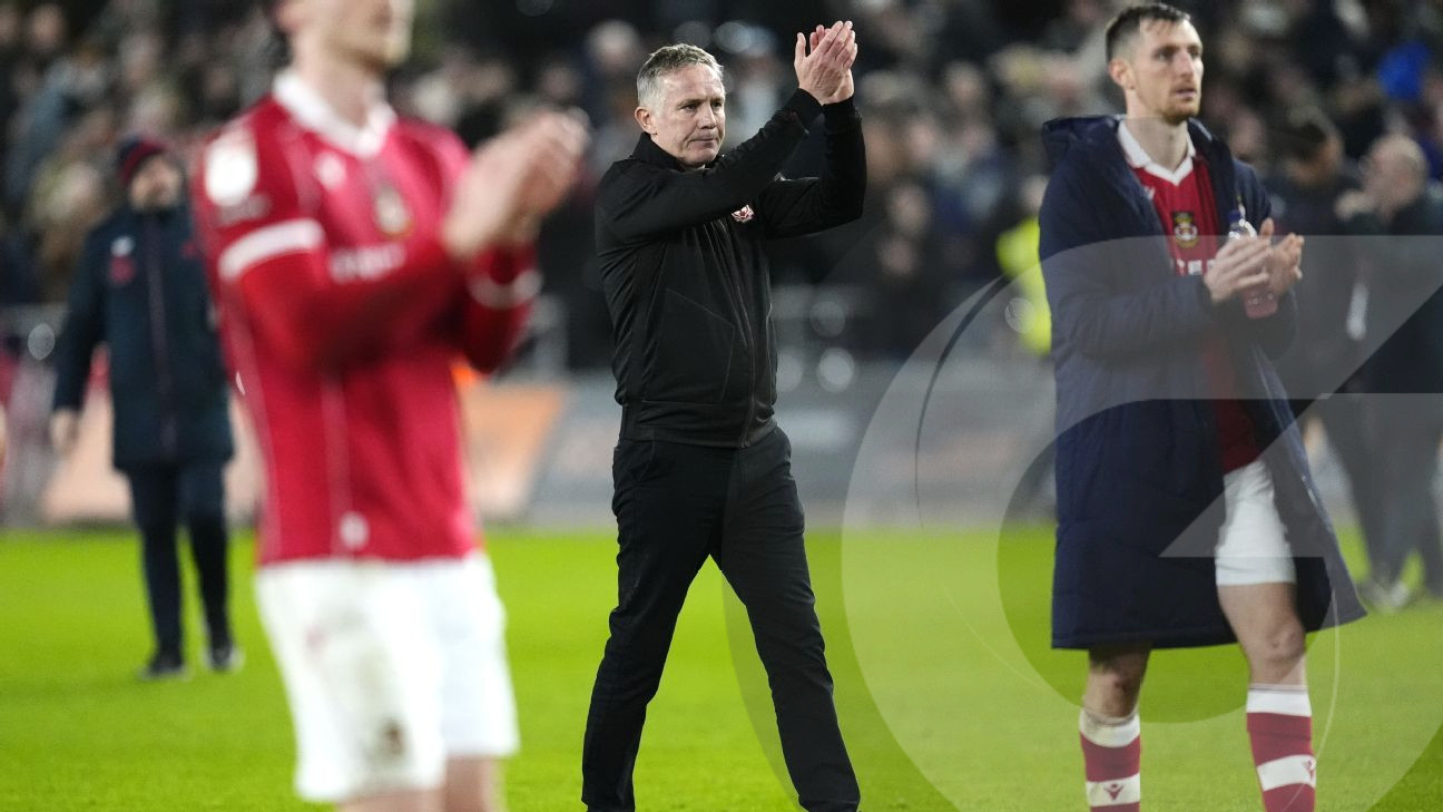Wrexham manager supports goalkeeper following mistake in local rivalry img 251183